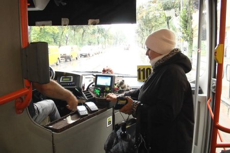 Валідатори проти банківських терміналів у маршрутках Житомира: що кажуть пасажири, перевізник і влада